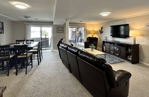 Paddock Lake Casa | Lakefront home. Beach and park.