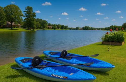 Evans Casa | Lakefront Home for Families and Groups - Pool, Paddle, Deck, BBQ, Fishing, Movie Room