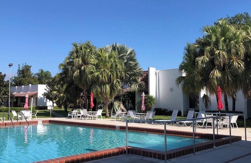 Lakewood Park Casa | Lakefront home in 55+ community
