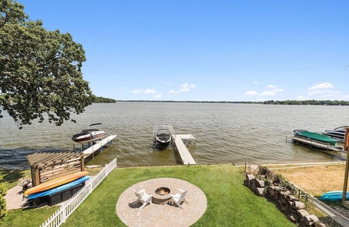Fox Lake Casa | Lakefront Home on Fox Lake, IL under 90 minutes from Chicago!