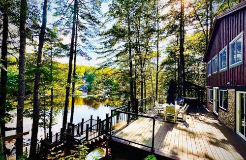 East Wakefield Casa | Lakefront Home-Stunning Views-Hot Tub, 3100 sqft!