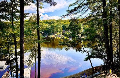 East Wakefield Casa | Lakefront Home-Stunning Views-Hot Tub, 3100 sqft!