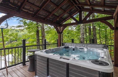 East Wakefield Casa | Lakefront Home-Stunning Views-Hot Tub, 3100 sqft!