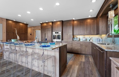 Higgins Lake Casa | LAKEFRONT HOME w BEACH @ HIGGINS LAKE !