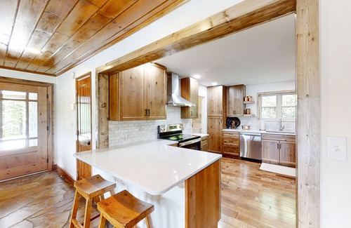 Rock Harbor Cabina | Lakefront home with amazing views, grill, fire pit, private dock, & AC