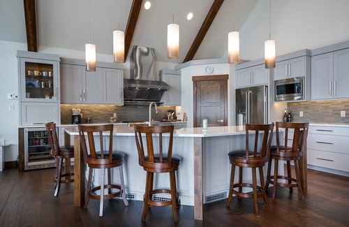 Bigfork Casa | Lakefront home with boat dock & private hot tub!