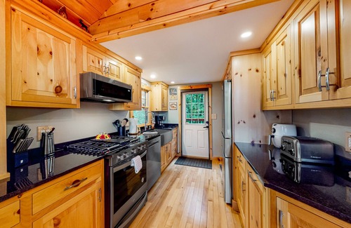 Oxford Cabina | Lakefront home with lovely lake views - one mile from the casino
