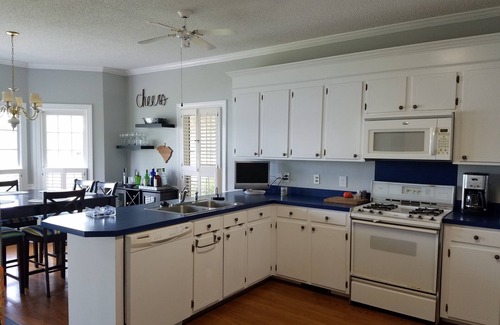 Summerton Casa | Lakefront Home *** Muelle privado *** Gran patio *** Chimenea al aire libre