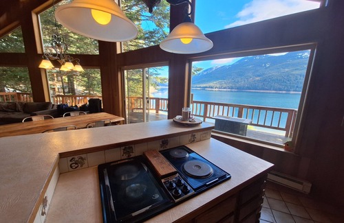 Snoqualmie Pass Casa | Lakefront Home with private dock, Beautiful setting!