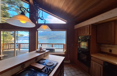 Snoqualmie Pass Casa | Lakefront Home with private dock, Beautiful setting!