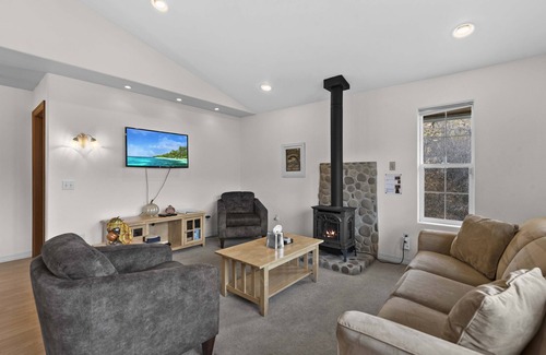 Manson Casa | Lakefront Home with Private dock, hot tub, SUP and Canoe