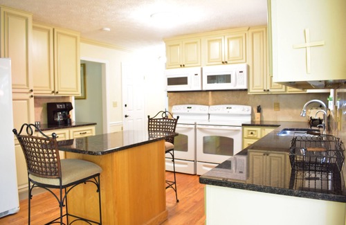 Gainesville Casa | Lakefront Home with a Single Slip Party Deck