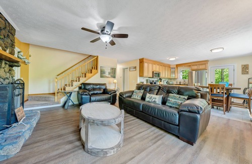 Huddleston Casa | Sunrise Retreat: Lakefront Home with Hot Tub