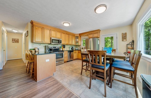 Huddleston Casa | Sunrise Retreat: Lakefront Home with Hot Tub