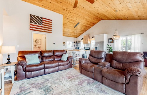 Sevierville Casa | Lakefront home with expansive deck, pool access, & free attraction tickets