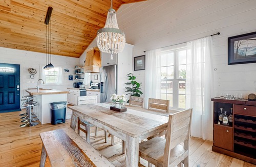 Sevierville Casa | Lakefront home with expansive deck, pool access, & free attraction tickets