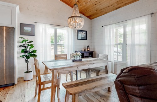 Sevierville Casa | Lakefront home with expansive deck, pool access, & free attraction tickets