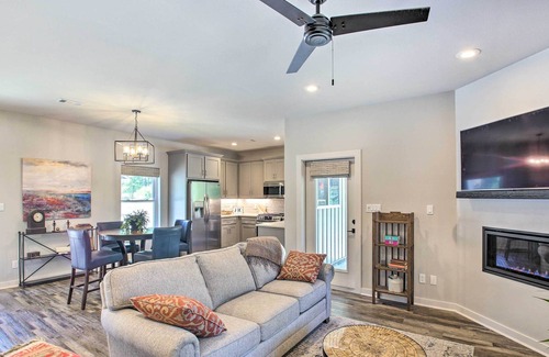 Mid America Casa | Lakefront Hot Springs Retreat w/ Deck & Grill
