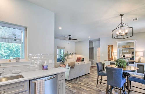 Mid America Casa | Lakefront Hot Springs Retreat w/ Deck & Grill