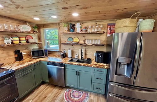 La Follette Cabina | Lakefront, hot tub, 2 bdrm w/ loft, kayaks, beach, fire pits,! sxs trails