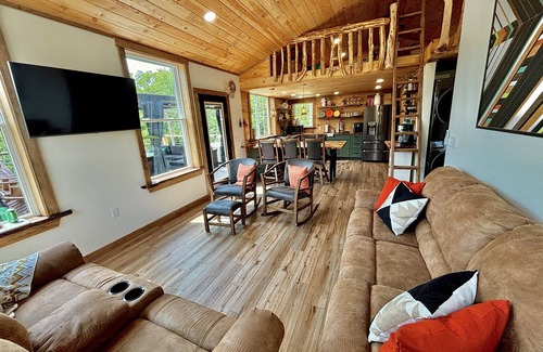 La Follette Cabina | Lakefront, hot tub, 2 bdrm w/ loft, kayaks, beach, fire pits,! sxs trails