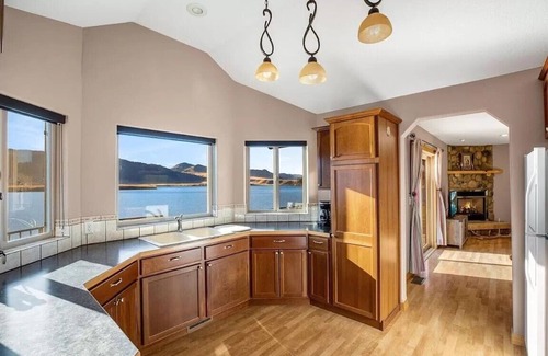 Wolf Creek Casa | Lakefront house on Holter Lake