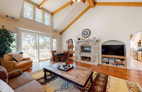 Lake Arrowhead Casa | Lakefront house & guesthouse with billiards room & chef's kitchen - dog-friendly