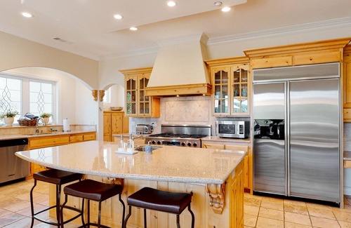 Lake Arrowhead Casa | Lakefront house & guesthouse with billiards room & chef's kitchen - dog-friendly