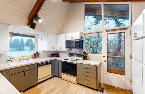 Otis Casa | Lakefront house w / private dock, firepit y puestas de sol - ¡perros son bienvenidos!