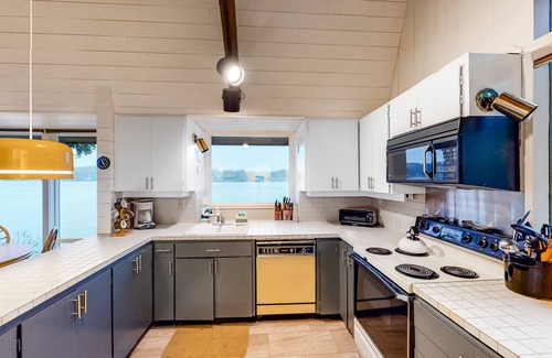 Otis Casa | Lakefront house w / private dock, firepit y puestas de sol - ¡perros son bienvenidos!