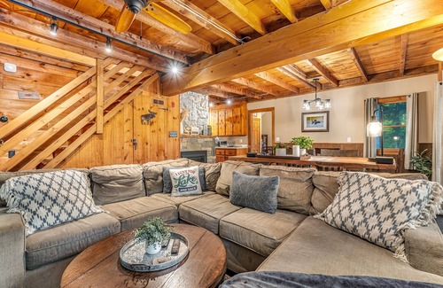 Ludlow Casa | Lakefront house with skiing nearby, dock, and amazing views - dog-friendly
