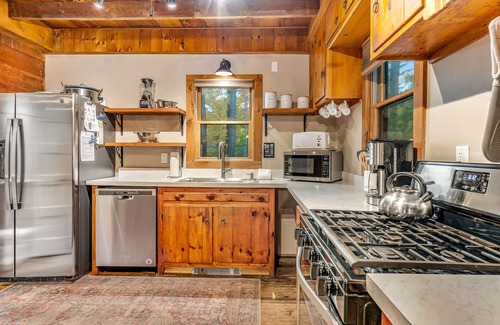 Ludlow Casa | Lakefront house with skiing nearby, dock, and amazing views - dog-friendly