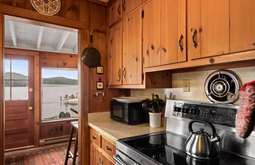 Brant Lake Casa | Casa frente al lago con muelle, playa de arena, cocina completa, magníficas vistas