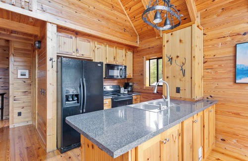 Seneca Casa | Lakefront Keowee Retreat w / Dock - Cerca de Clemson!