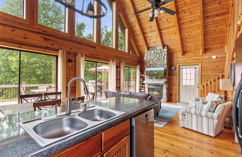 Seneca Casa | Lakefront Keowee Retreat w / Dock - Cerca de Clemson!