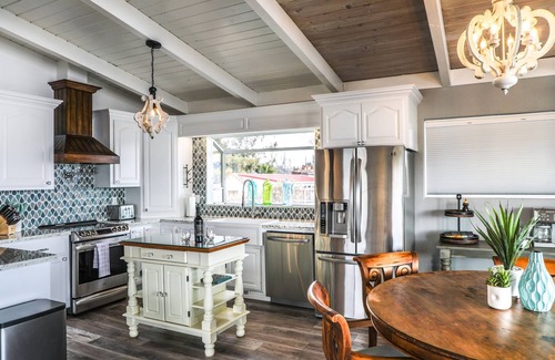 Lakeport Casa | Lakefront | King Bed | Private dock |SUPs & Kayaks