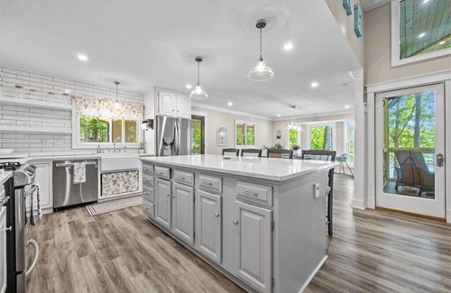 Waleska Casa | Lakefront Lake Arrowhead Home w/ hot tub