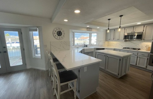 Victorville Casa | Lakefront Lake House Retreat
