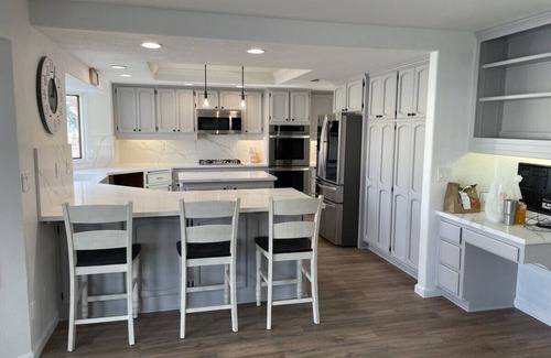 Victorville Casa | Lakefront Lake House Retreat