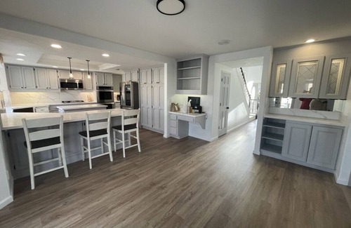 Victorville Casa | Lakefront Lake House Retreat