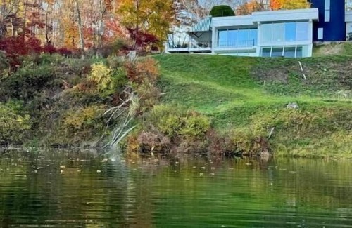 Lakeville Casa | Lakefront Lakehouse Luxury in Connecticut