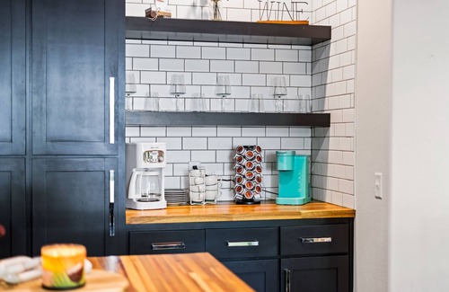 Rogers Casa | Lakefront & Lakeview Getaway on Beaver Lake, 2 Kayaks, Blkstone & Wine/CoffeeBar