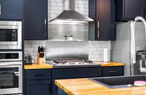 Rogers Casa | Lakefront & Lakeview Getaway on Beaver Lake, 2 Kayaks, Blkstone & Wine/CoffeeBar