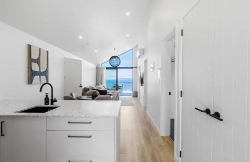 Taupo Casa | Lakefront Large Deck Area Spa Pool
