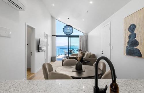 Taupo Casa | Lakefront Large Deck Area Spa Pool