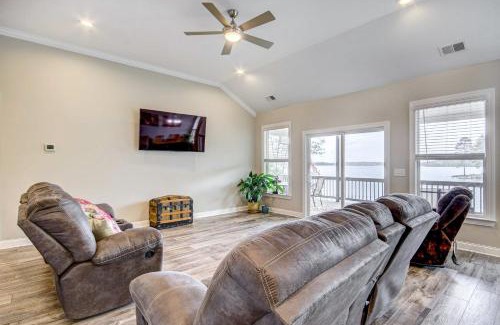 Leesville Casa | Lakefront Leesville Retreat with Private Dock!
