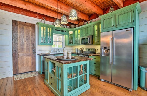 Sharon Grove Cabina | Lakefront Lewisburg Vacation Rental w/ Deck!