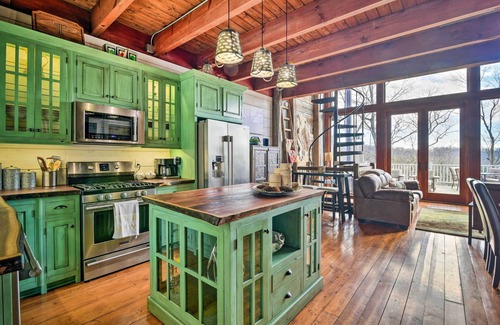 Sharon Grove Cabina | Lakefront Lewisburg Vacation Rental w/ Deck!