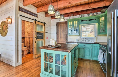 Sharon Grove Cabina | Lakefront Lewisburg Vacation Rental w/ Deck!