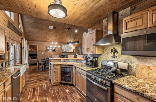 Shreveport Casa | Emerald Isle Lakefront Lodge with Hot Tub